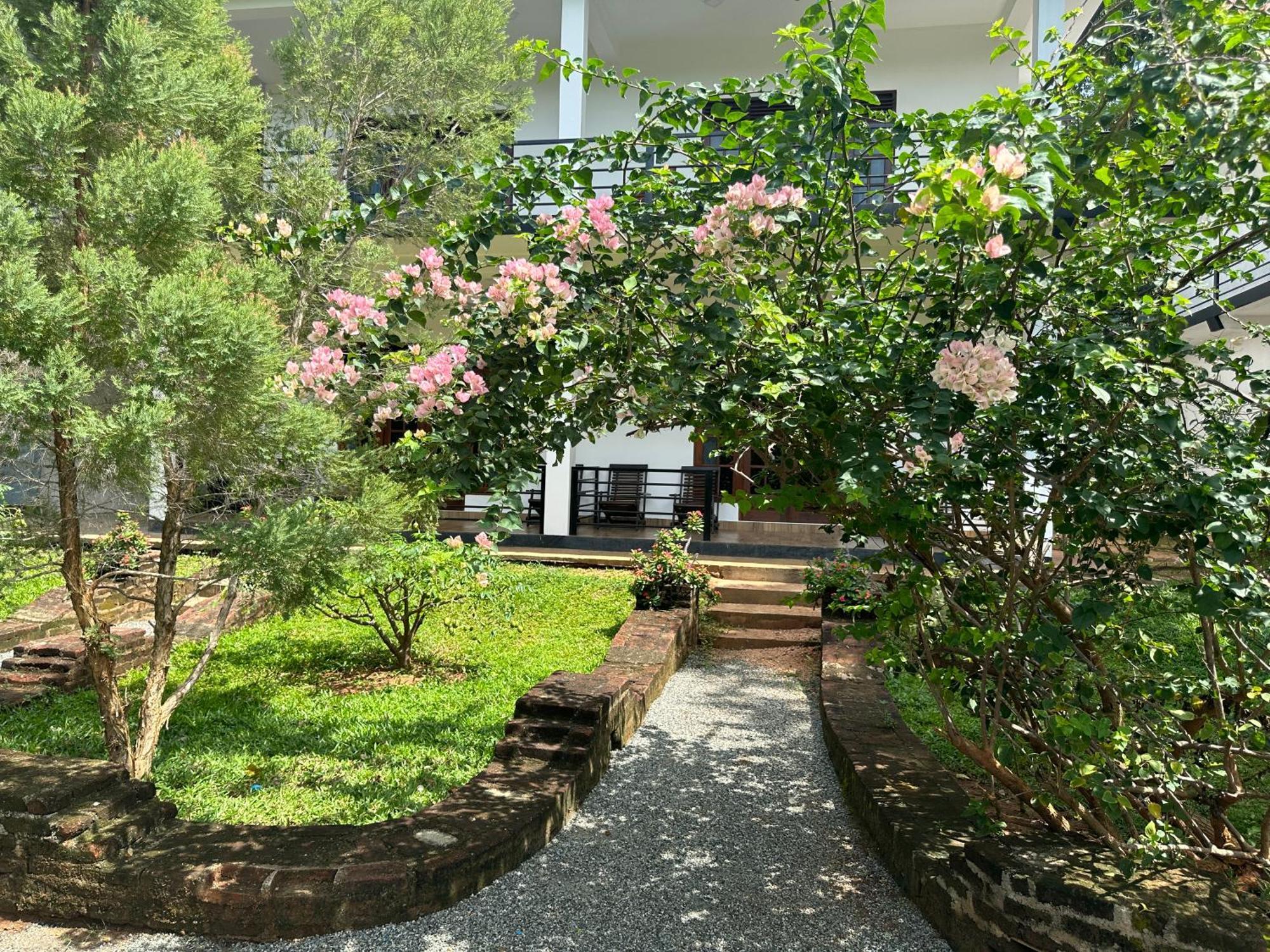 Hotel Into The Wild Sigiriya Exterior foto